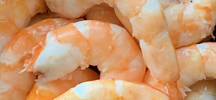 Quelle quantité de queues de crevettes puis-je donner à mon chat?
