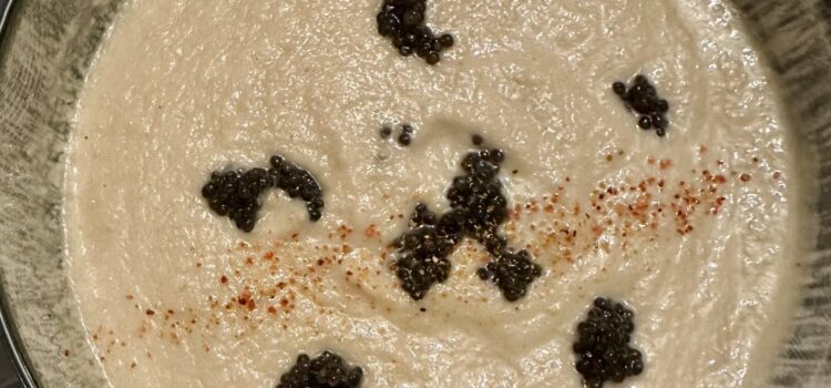 Entrée festive Velouté de chou fleur et œufs de poisson