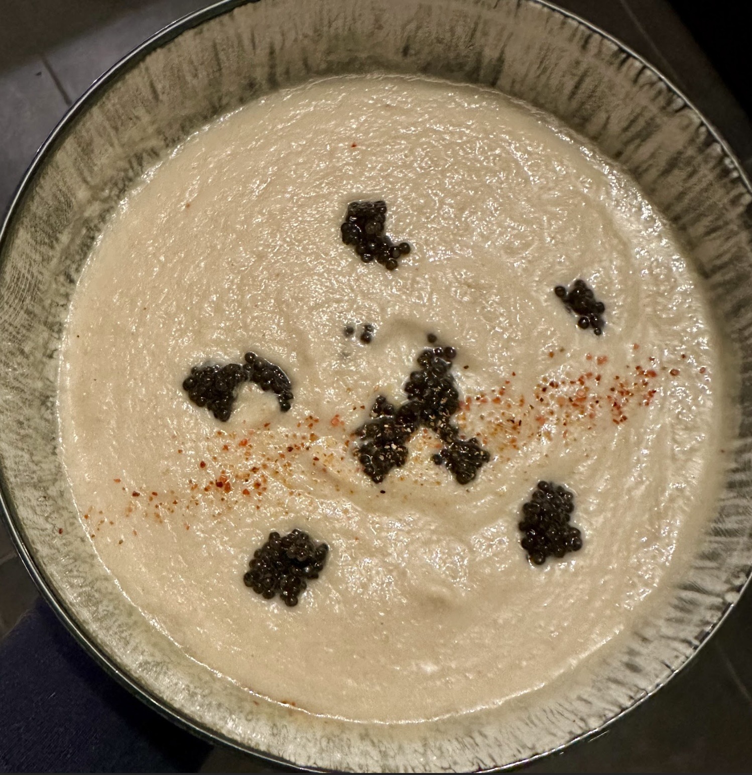 Entrée festive Velouté de chou fleur et œufs de poisson