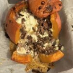 Potimarron farci ultra réconfortant : lardons, champignons & burrata — par le Dr Vet Géraldine Blanchard