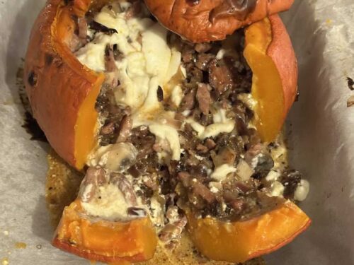 Potimarron farci ultra réconfortant : lardons, champignons & burrata