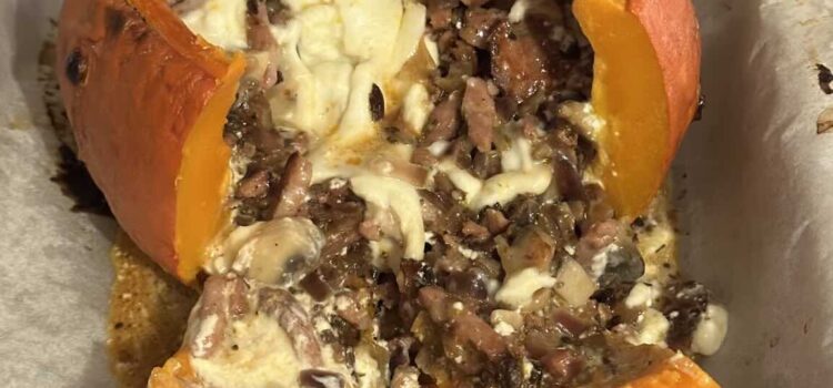 Potimarron farci ultra réconfortant : lardons, champignons & burrata