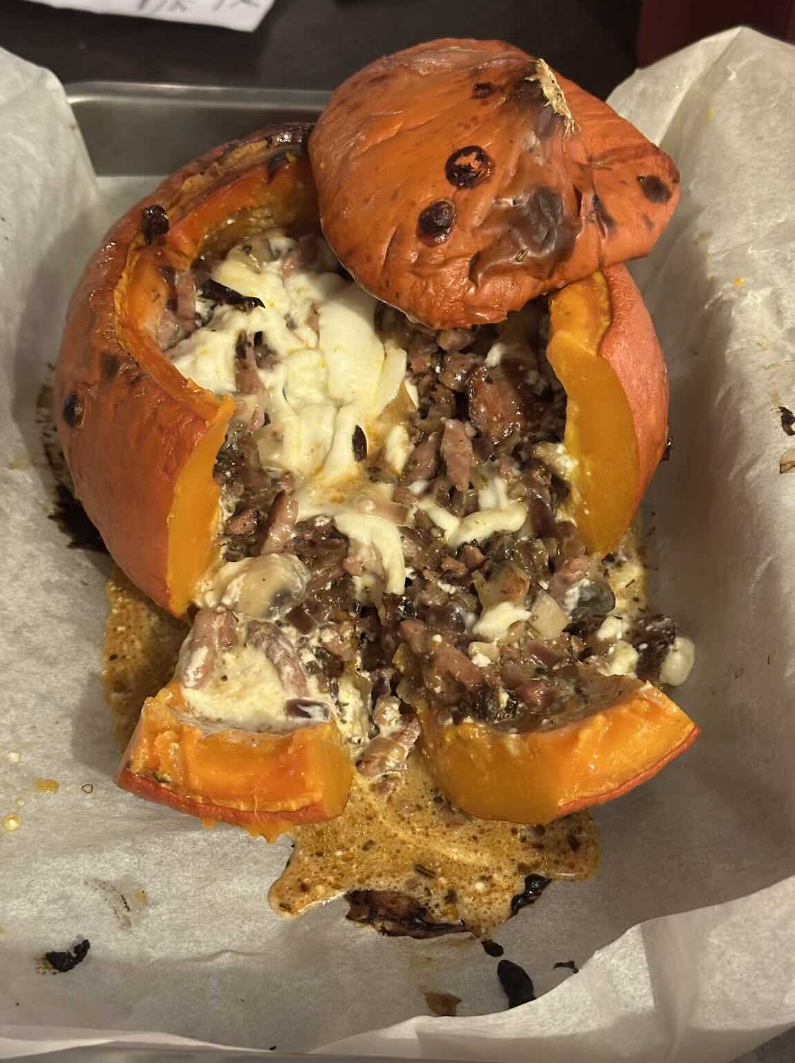 Potimarron farci ultra réconfortant : lardons, champignons & burrata